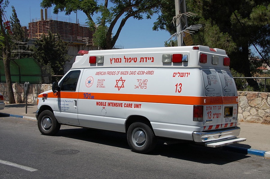 1200px-Ambulance_magen_david_red_jerusalem_efi_elian