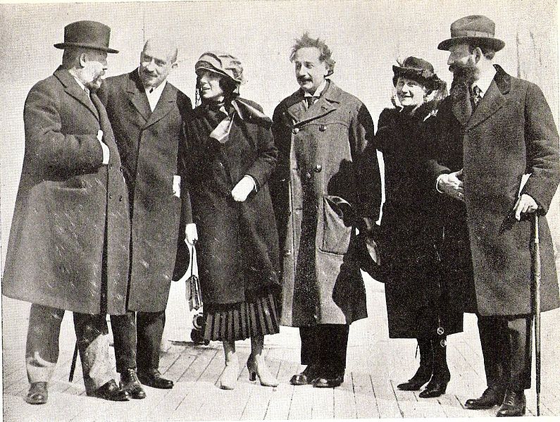Альберт Эйнштейн и его жена Эльза Эйнштейн в составе сионистской делегации в США в 1921 году