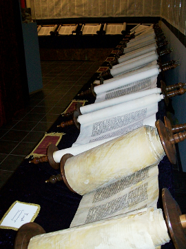450px-Entire_Tanakh_scroll_set (1)