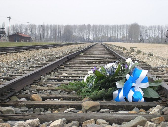 KZ_Auschwitz-Birkenau,_Bahngleise_der_Entladerampe,_Blumen_zum_Gedenken