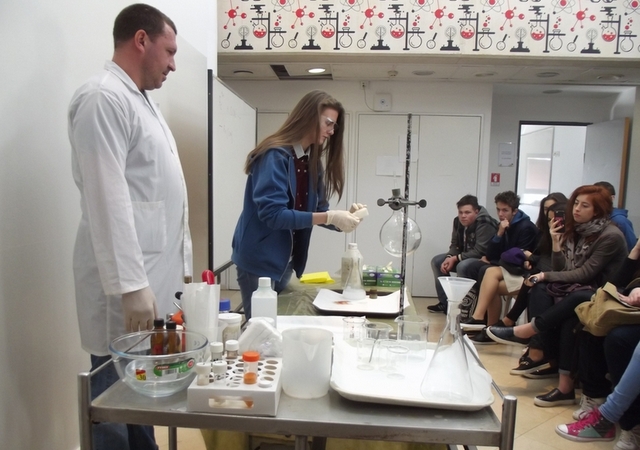 Научный сотрудник Еврейского университета Шмуэль Абовер проводит химические опыты для участников программы «Бинат атид»