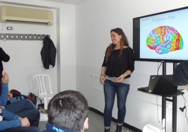 Лекцию для участников программы «Бинат атид» проводит аспирантска Еврейского университета