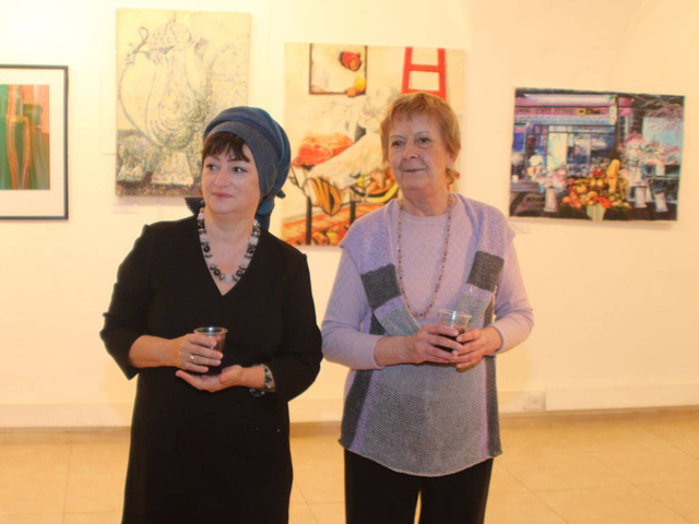 Марина Шелест (слева) и Марина Генкина на открытии выставки «Натюрморт» в иерусалимской галерее «Скицца»
