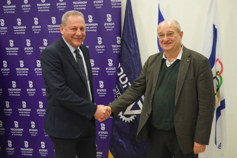 Слева председатель НОК Израиля Игаль Карми, справа - президент Техниона профессор Перетц Лави