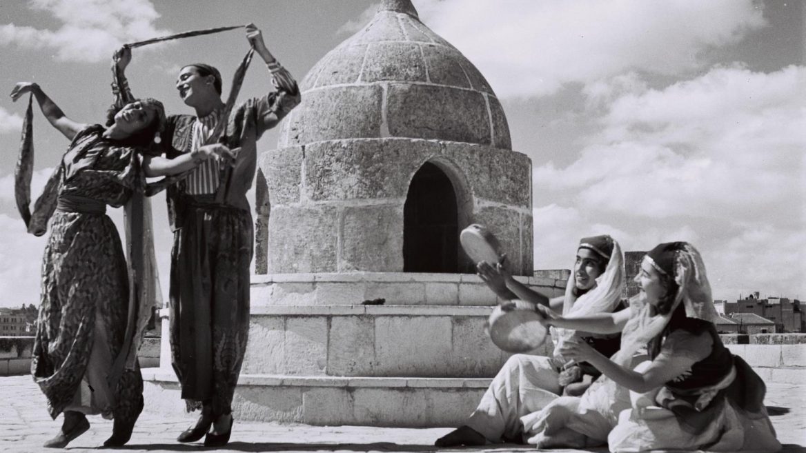 Бухарский танец в исполнении артистов балета Рины Никовой в Иерусалиме. 1946. Фото: Золтан Клугер