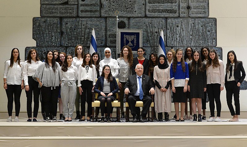 Президент Израиля Ревен Ривлин на встрече с лучшими ученицами, представляющими все сектора израильского общества. Март 2018 года