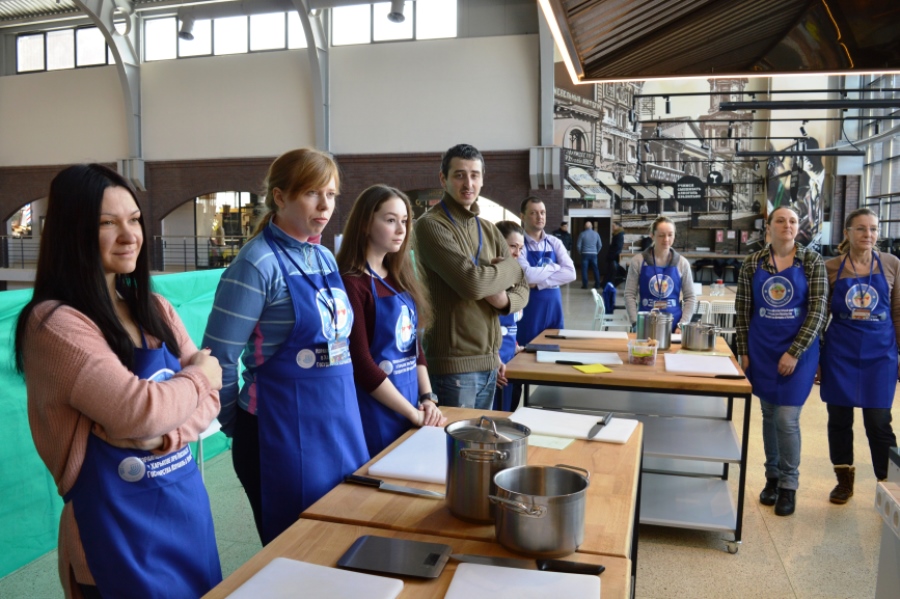 Израильский шеф-повар Владимир Ташаев с участниками кулинарного мастер-класса