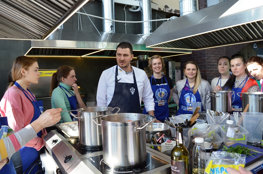 Израильский шеф-повар Владимир Ташаев с участниками кулинарного мастер-класса
