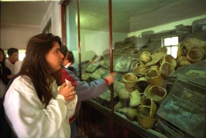 Израильские подростки в музее лагеря смерти "Освенцим". 1991 г