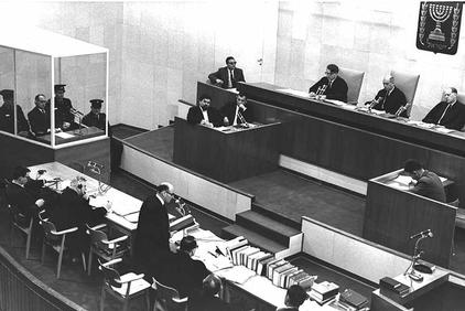 Процесс военного преступника Адольфа Эйхмана. Эйхман стоит в застекленной кабинке (слева). Иерусалим.18.04.1961.