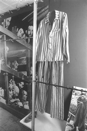 Форма узника концлагеря - экспонат в музее "Яд ва-Шем"