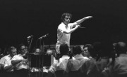 Даниэль Баренбойм дирижирует Израильским филармоническим оркестром, Кейсария.