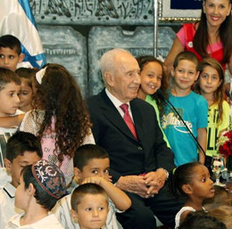 Израильские первоклассники в гостях у президента Шимона Переса. Фото: Сасон Тирам