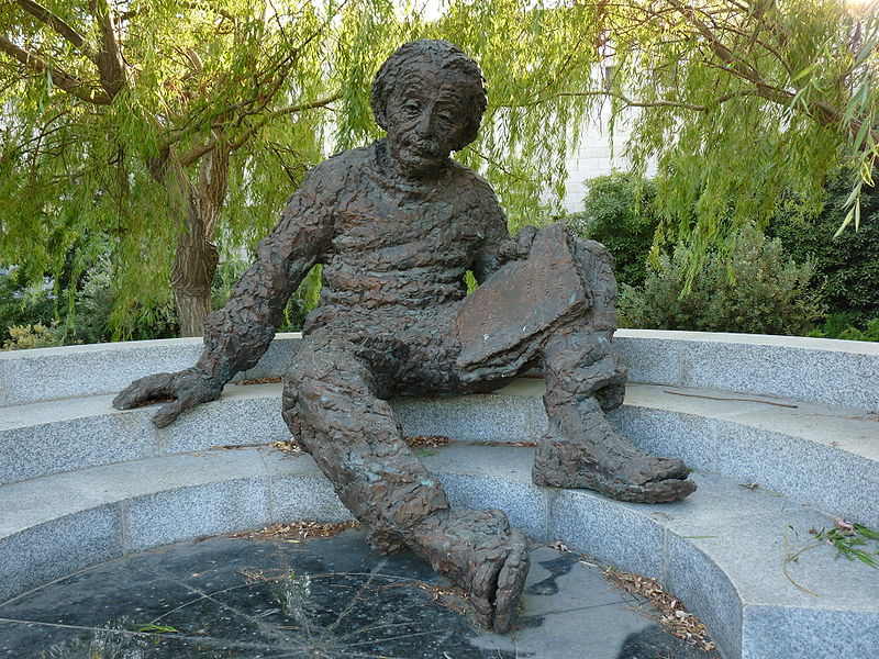 Статуя Эйнштейна в Израильской академии наук