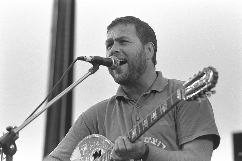 800px-Flickr_-_Government_Press_Office_(GPO)_-_Yehuda_Poliker_singing_at_the_Jewish_Arab_Peace_Rally_in_Neve_Shalom