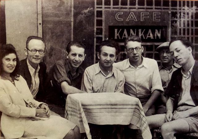 Натан Альтерман (третий слева) в кругу молодых литераторов. Тель-Авив, начало 40-х годов. Фото: Википедия