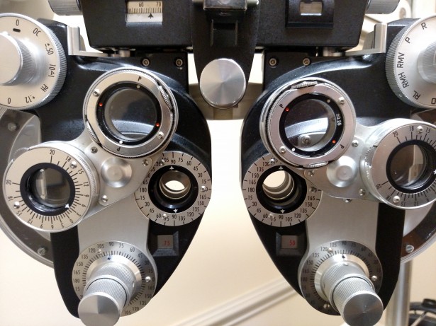 optometrist-diopter-in-a-laboratory