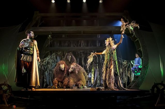Сцена из спектакля «Странствия Одиссея» в театре «Гешер»