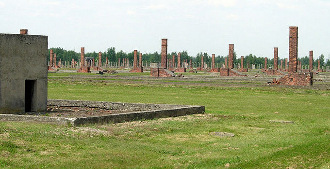 Руины лагеря Аушвиц-Биркенау. Фото: Википедия