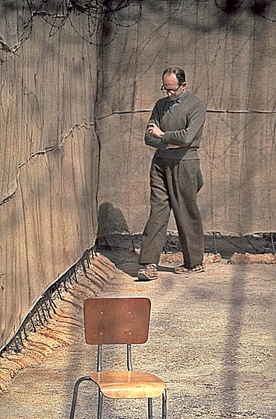 Flickr_-_Government_Press_Office_(GPO)_-_Nazi_war_criminal_Adolf_Eichmann_walking_in_yard_of_his_cell_in_Ramle_prison