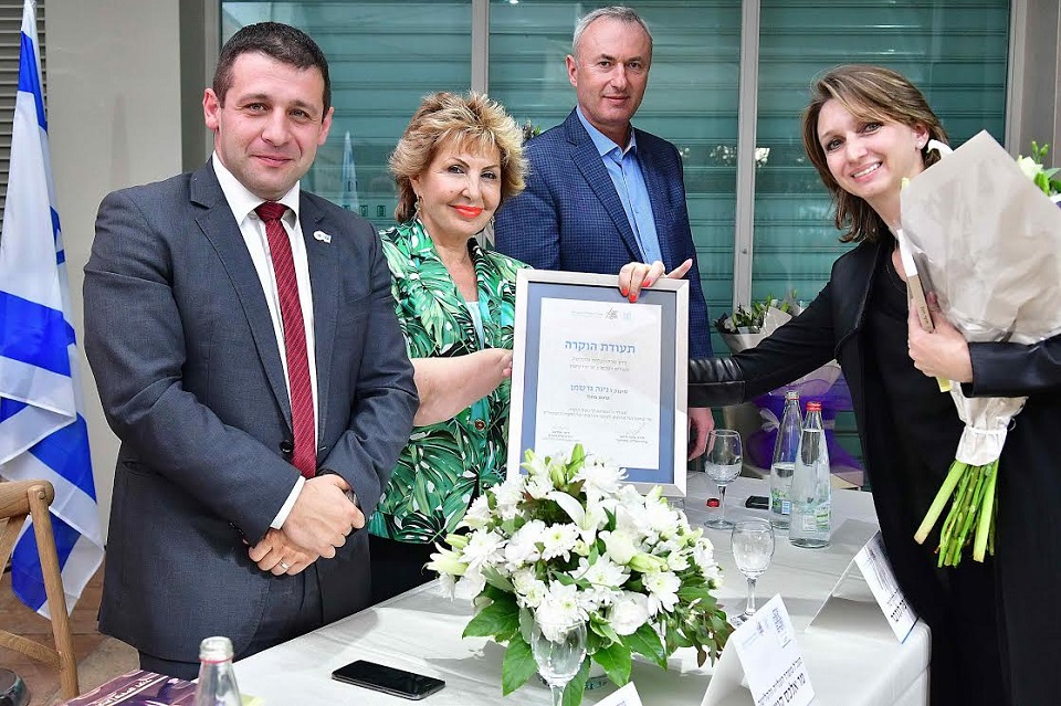Министр Софа Ландвер вручает премию Нине Гершман. Фото: пресс-служба министерства алии и интеграции