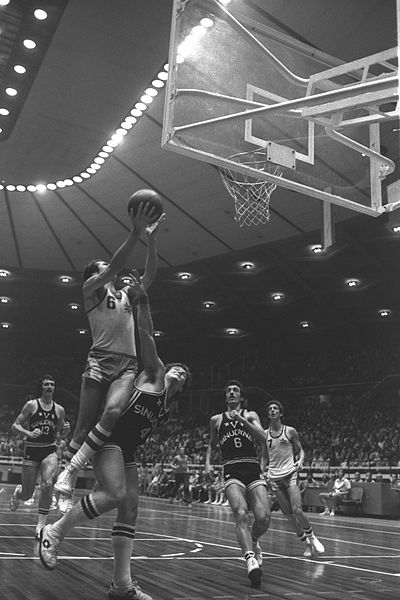 Баскетбольный клуб «Маккаби» Тель-Авив в 70-е годы. Фото: Википедия