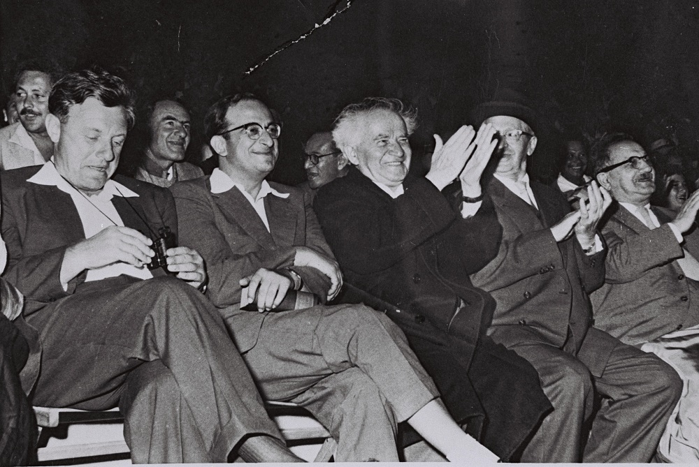 Ицхак Бен-Цви, Давид Бен-Гурион, Ицхак Навон и Тедди Колек на первой Олимпиаде по ТАНАХу в 1958 году. Фото: Википедия