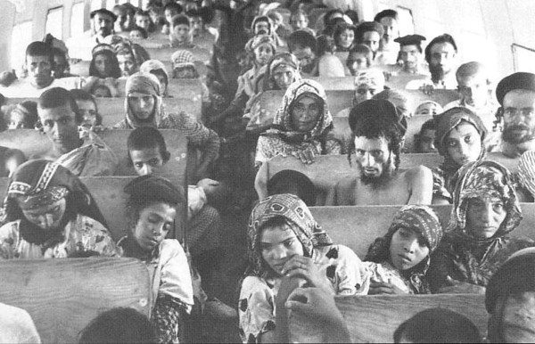 Йеменские евреи на борту самолета во время операции «Орлиные крылья»