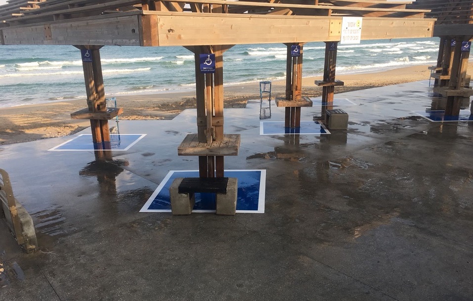 Специальная маркировка мест под навесами на пляжах Хайфы