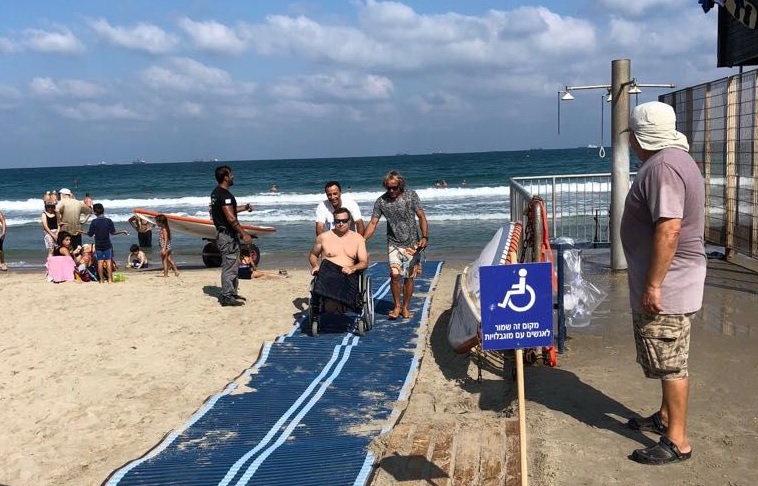 Специальные дорожки для спуска в воду инвалидных колясок на пляжах Хайфы