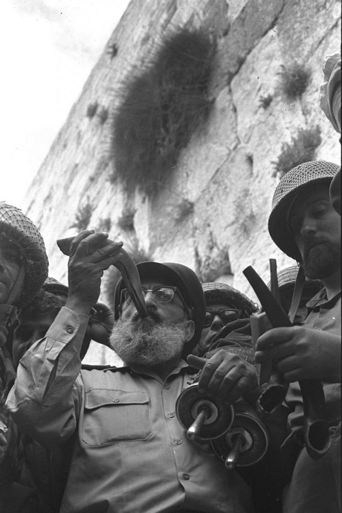 Six_Day_War._Army_chief_chaplain_rabbi_Shlomo_Goren,_who_is_surrounded_by_IDF_soldiers,_blows_the_shofar_in_front_of_the_western_wall_in_Jerusalem._June_1967._D327-043