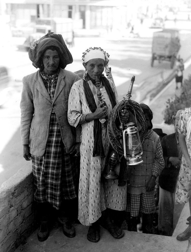 A_FAMILY_OF_NEW_IMMIGRANTS_FROM_ADEN_IN_HAIFA_zoltan_kluger_1943