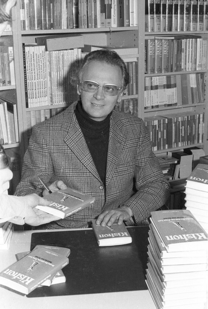 Autor Ephraim Kishon signiert in der Buchhandlung Cordes